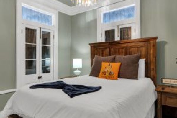 Chic spacious Suite, Mardi Gras FQ Stay