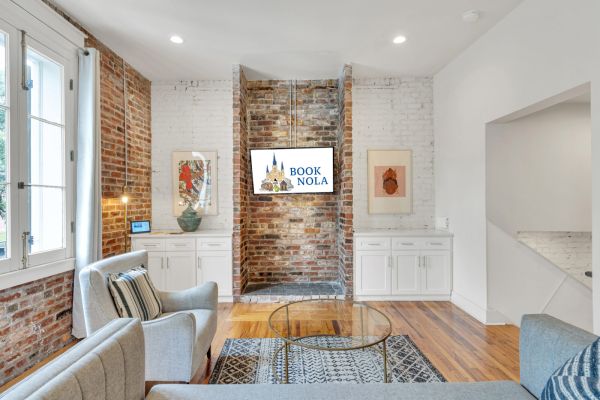 Esplanade Ave Stay w/Balcony across French Quarter