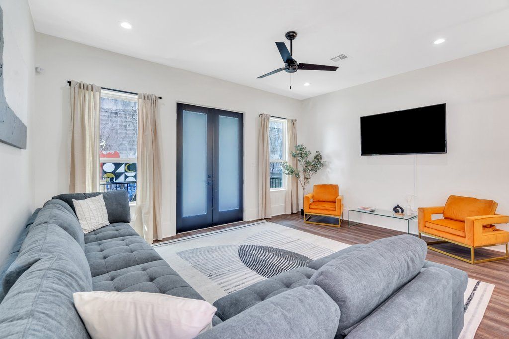 5BR Mid-City retreat w/ balcony Main Image